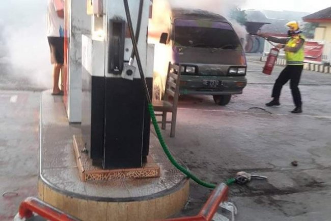 Sebuah minibus mengalami kebakaran,  saat mengisi bahan bakar