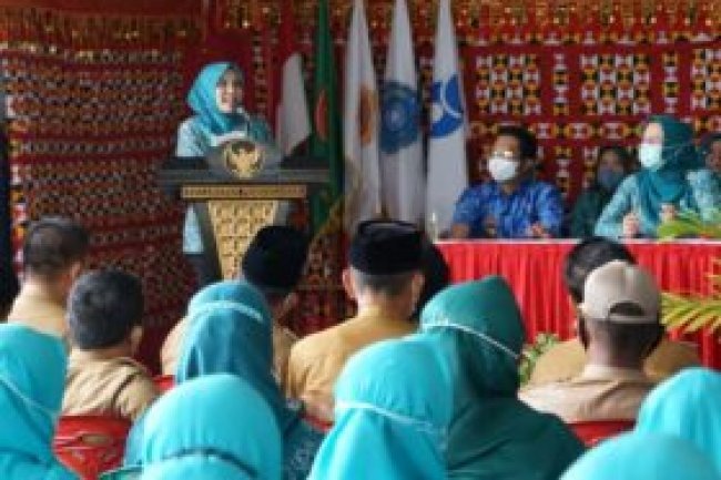 Winarni Buka Sosialiasasi Pembinaan Administrasi PKK Kecamatan Penengahan