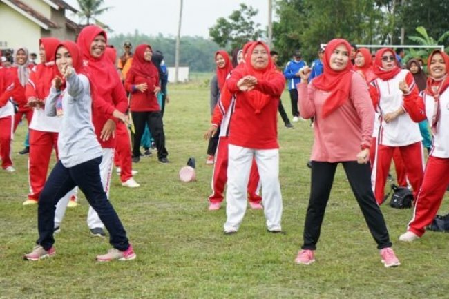 Senam Bareng Warga Desa Pulau Jaya, Winarni Imbau Terapkan Prokes
