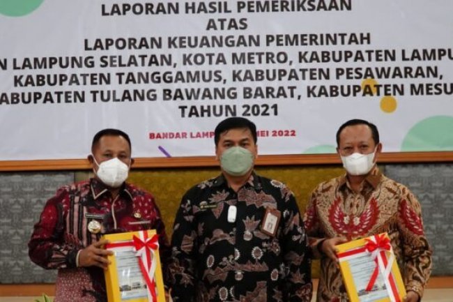 Bupati Lampung Selatan Bersama Ketua DPRD Hadiri Penyerahan LHP LKPD Tahun Anggaran 2021