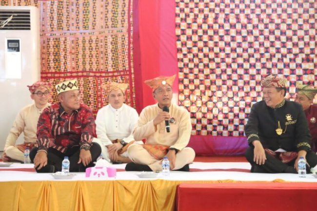 Bupati Nanang Bersama para Penyimbang Adat Se- Kabupaten Lampung Selatan Hadiri Halal Bihalal Marga Legun Kebandaran Way Urang Kalianda