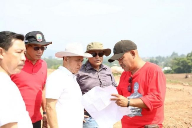 Pastikan Persiapan, H. Nanang Ermanto Uji Coba Lintasan Sirkuit Motocross Di Desa Kedaton