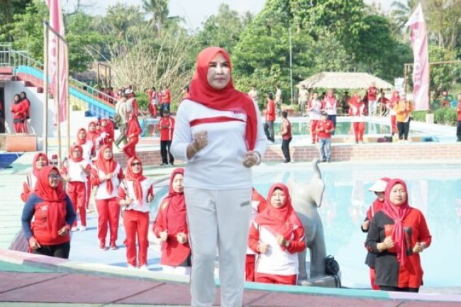 Bunda Winarni Nanang Ermanto Ajak Masyarakat Kecamatan Palas Hidup Sehat Dengan Olahraga 2 Kali Seminggu