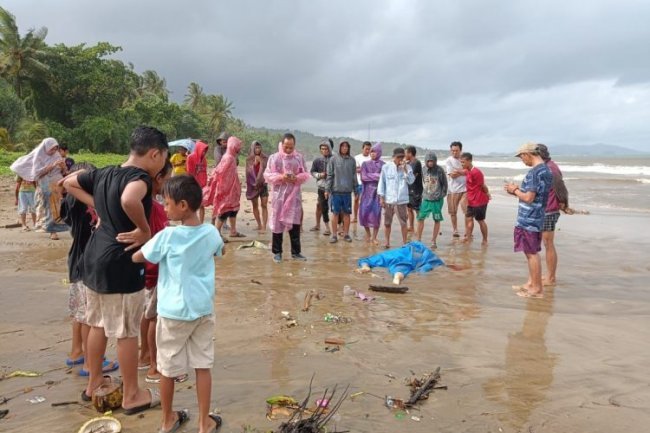 Warga Temukan Sosok Mayat Tanpa Busana Dengan Luka