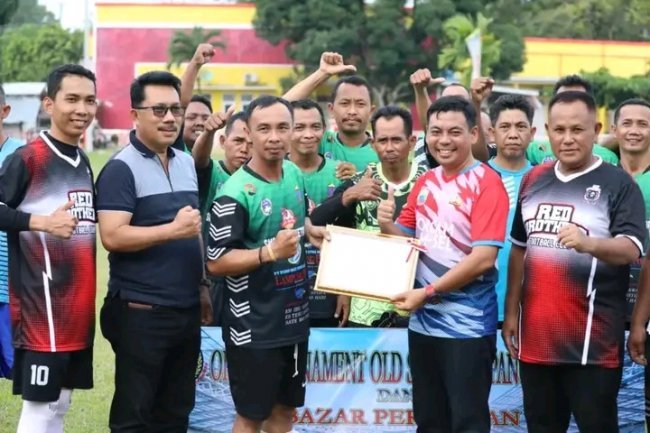 Bupati Nanang Cetak 1 Gol Dalam Pertandingan Exhibition Red Brother VS Apdesi Kecamatan Ketapang