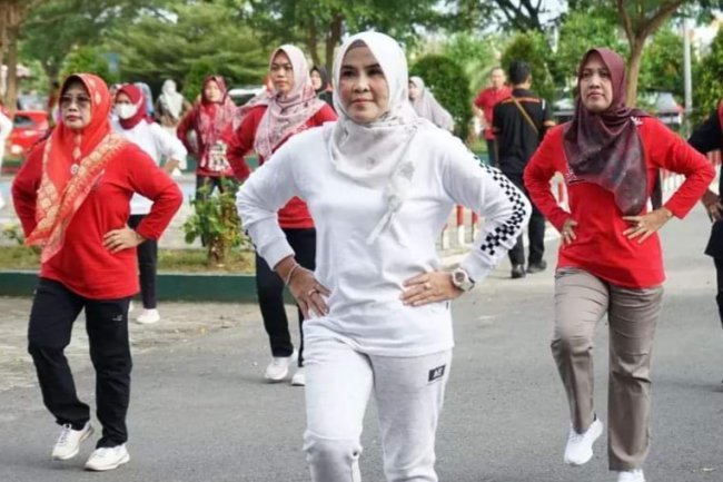 Gelorakan Gaya Hidup Sehat, Bupati Dan Ketua YJI Lampung Selatan Rutin Senam Tiap Hari Jumat"