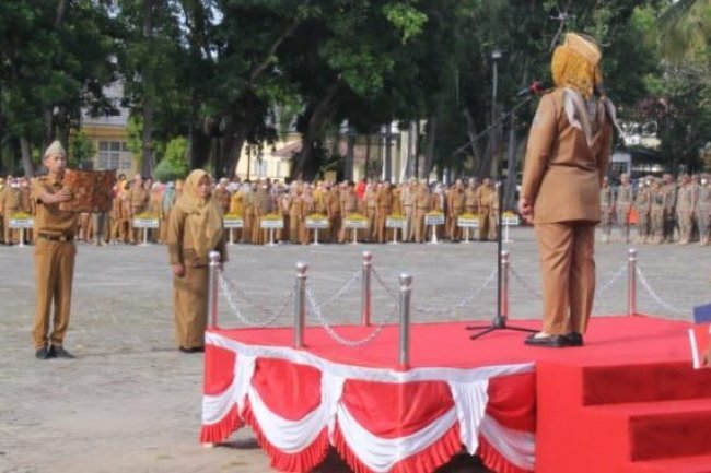 Asisten Pemerintahan Dan Kesra Eka Rianrtinawati Pimpin Upacara Mingguan Di Lingkup Pemkab Lamsel