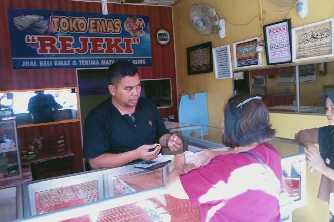 Jelang hari raya idul Fitri harga emas di Pasar Inpres Kalianda mengalami kenaikan