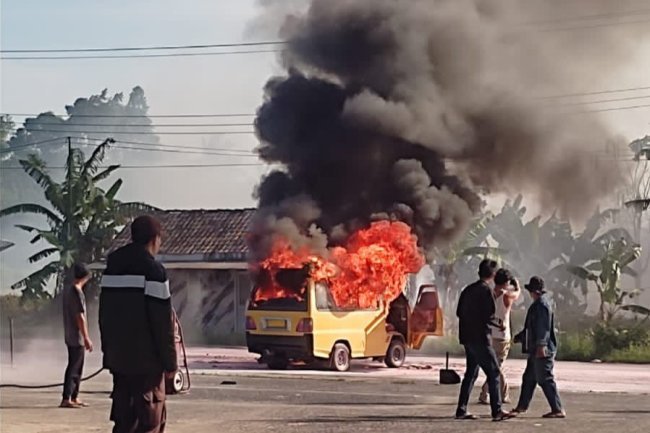 Usai Isi BBM Di SPBU, Mobil Angkot Habis Di Lalap Api