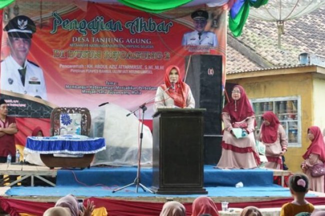 Bunda Winarni Ikuti Pengajian Akbar Desa Tanjung Agung