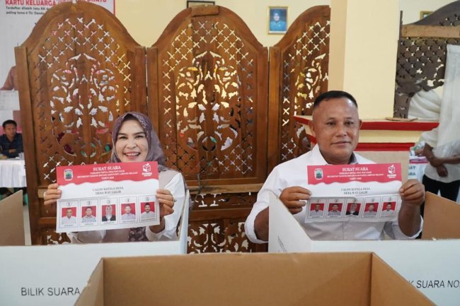 Bupati Nanang dan Bunda Winarni Berikan Hak Pilih di Pilkades Way Galih