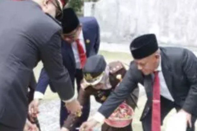 Bupati Lampung Selatan Ikuti Upacara Tabur Bunga Dalam Rangka Memperingati Hari Pahlawan Ke-78 Tahun 2023