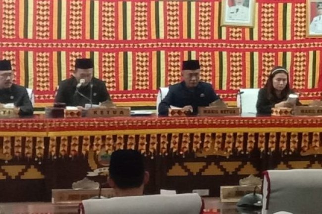 Wakil Ketua I DPRD Lamsel Agus Sartono Pimpin Rapat Paripurna Dengan Agenda Penyampaian LKPJ Tahun Anggaran 2023