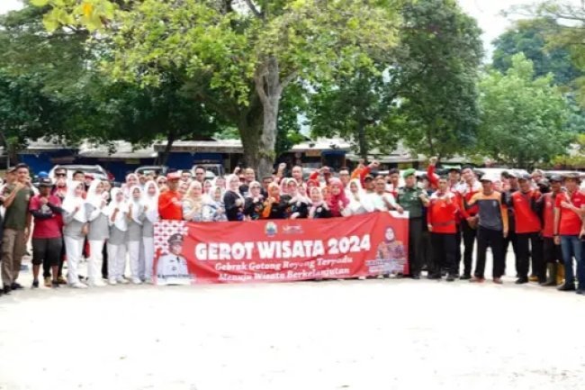 Respon Cepat Aduan Warga Soal Tumpukan Sampah, Pemkab Lampung Selatan Lakukan Aksi Gerot Wisata di Pantai Pasir Putih